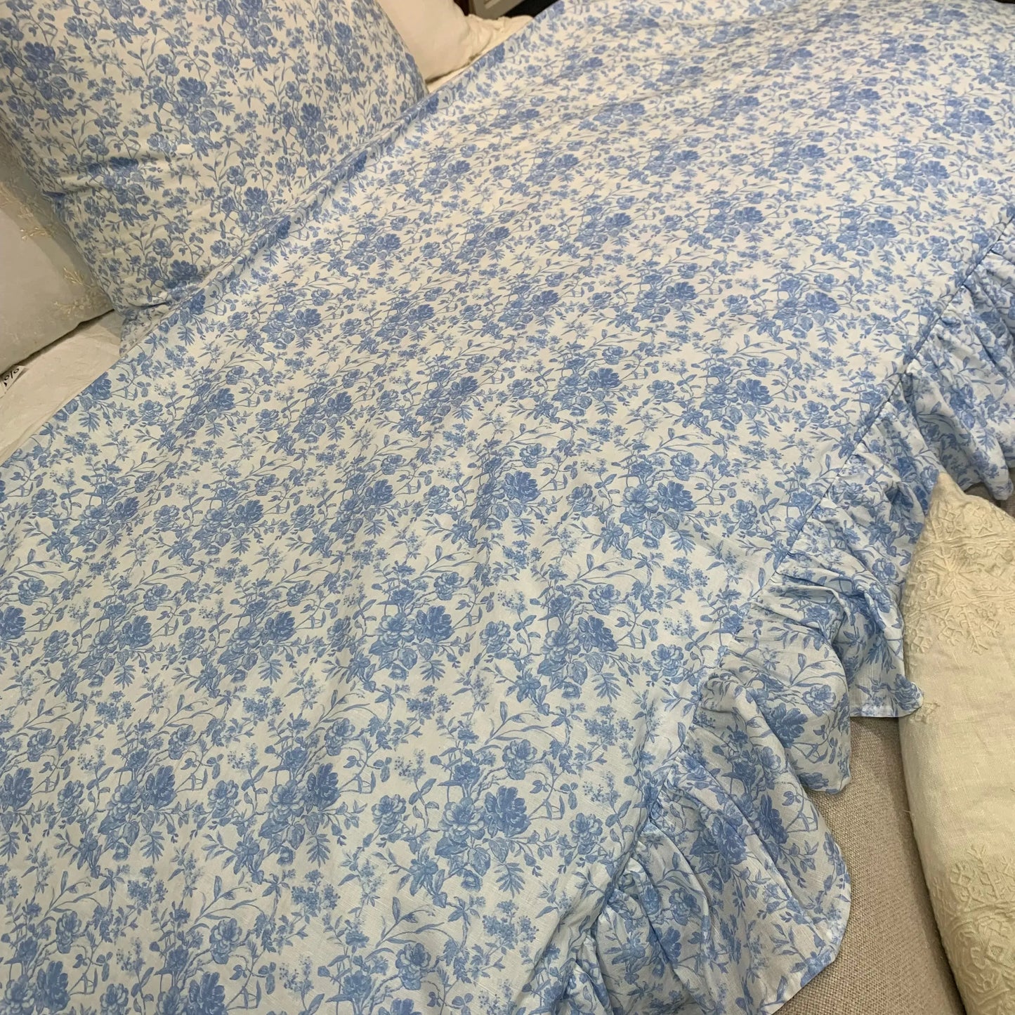 French Toile - Large Ruffle Throw Blanket