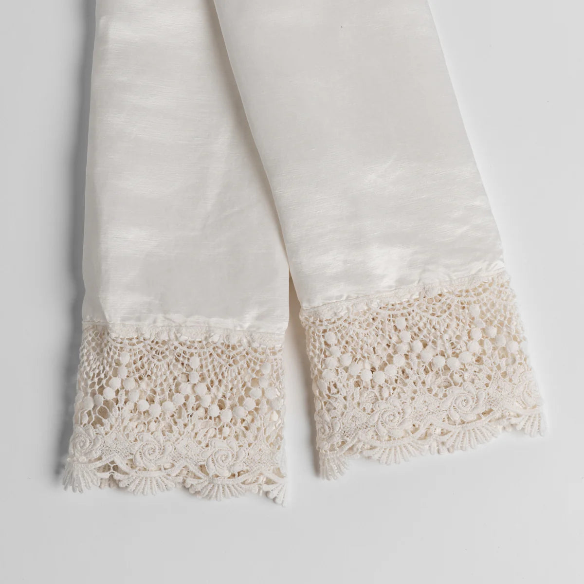 Paloma Pillowcase with Mattine Lace